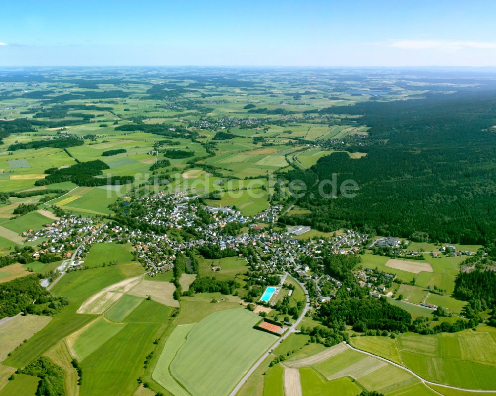 Zell im Fichtelgebirge aus der Vogelperspektive: Stadtrand mit landwirtschaftlichen Feldern in Zell im Fichtelgebirge im Bundesland Bayern, Deutschland