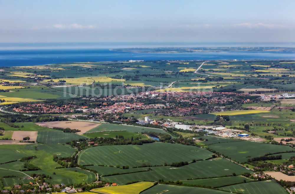 Oldenburg in Holstein aus der Vogelperspektive: Stadtrand mit landwirtschaftlichen Feldern zwischen Johannisdorf und Oldenburg in Oldenburg in Holstein im Bundesland Schleswig-Holstein, Deutschland