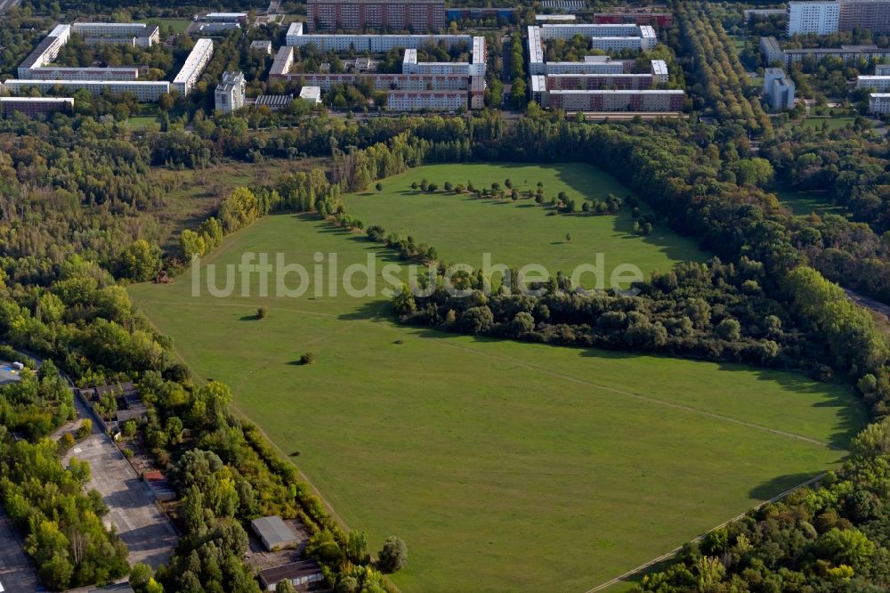 Leipzig aus der Vogelperspektive: Stadtrand mit Wiesenlandschaft entlang der Lützner Straße in Leipzig im Bundesland Sachsen, Deutschland