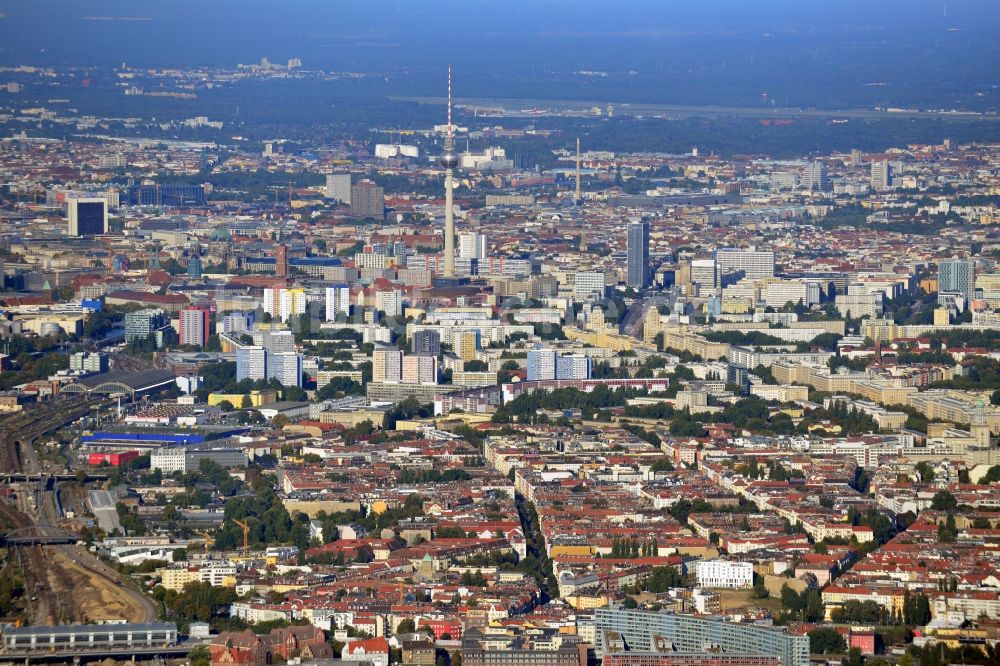 Luftbild Berlin - Stadtsicht über den Ortsteil Friedrichshain entlang Wühlischstraße auf Hochhäuser und Fernsehturm in Berlin - Mitte