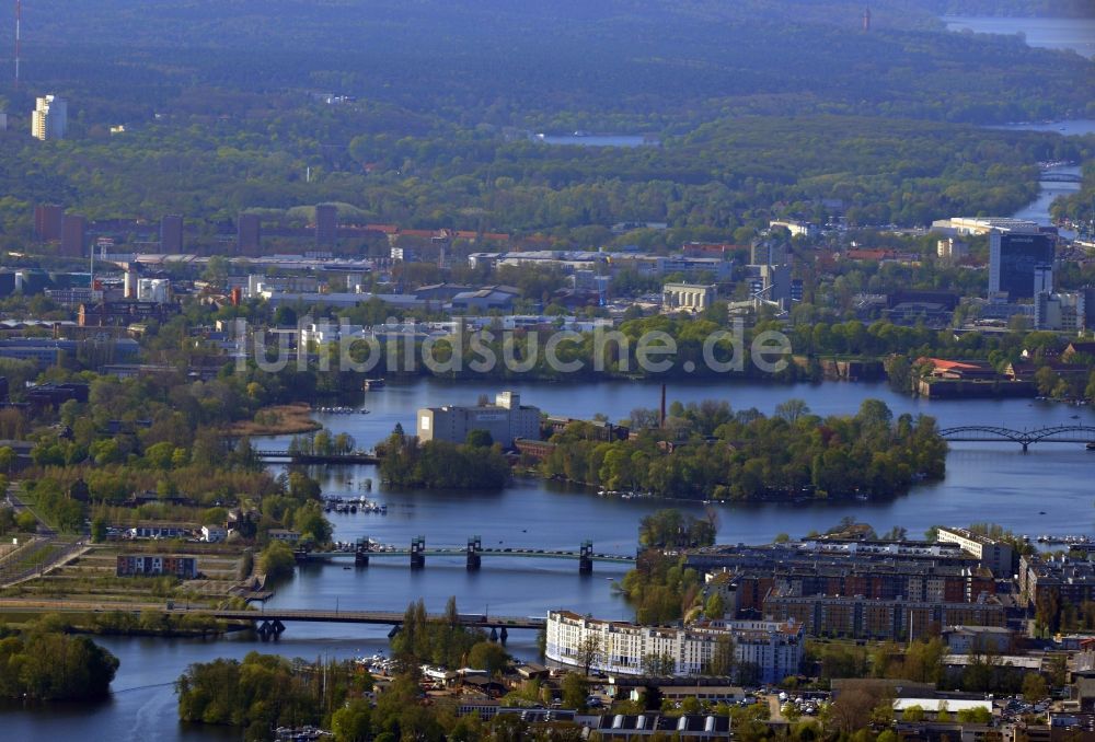 Berlin Spandau von oben - Stadtteil - Ansicht vom Gelände des Ufers der Havel an der Spandauer Seebrücke in Berlin - Spandau