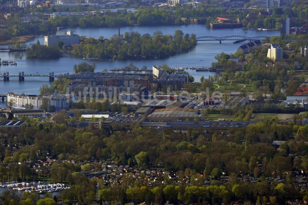 Luftaufnahme Berlin Spandau - Stadtteil - Ansicht vom Gelände des Ufers der Havel an der Spandauer Seebrücke in Berlin - Spandau