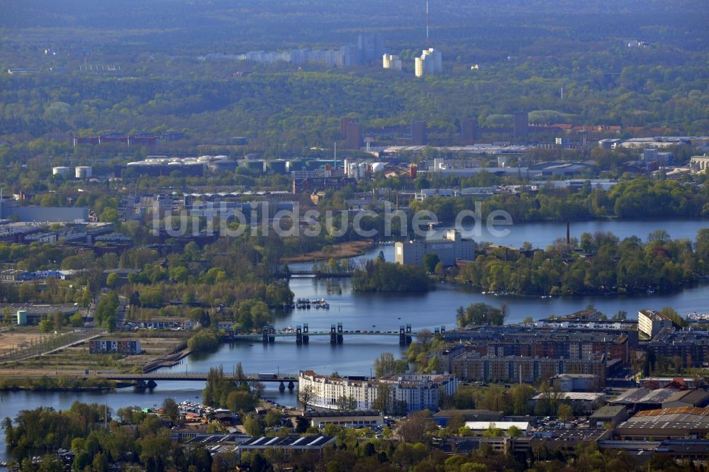 Berlin Spandau von oben - Stadtteil - Ansicht vom Gelände des Ufers der Havel an der Spandauer Seebrücke in Berlin - Spandau