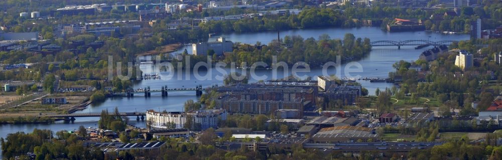 Berlin Spandau aus der Vogelperspektive: Stadtteil - Ansicht vom Gelände des Ufers der Havel an der Spandauer Seebrücke in Berlin - Spandau