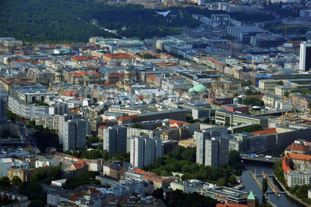 Berlin Mitte von oben - Stadtteil- Ansicht mit den Hochhäusern der Wohngebiete an der Fischerinsel Berlin - Mitte