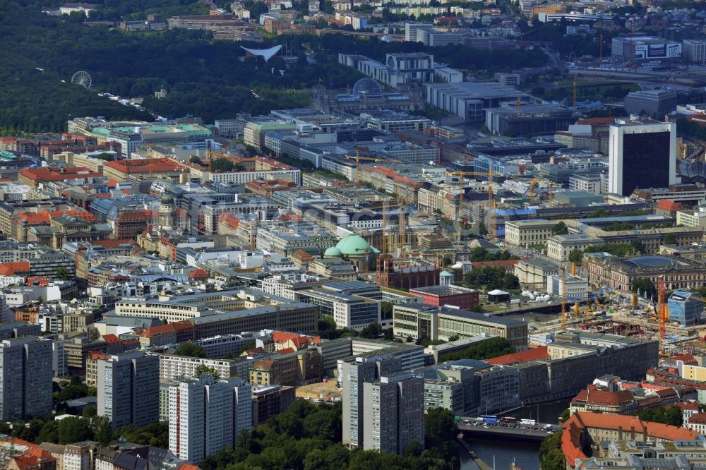 Berlin Mitte aus der Vogelperspektive: Stadtteil- Ansicht mit den Hochhäusern der Wohngebiete an der Fischerinsel Berlin - Mitte