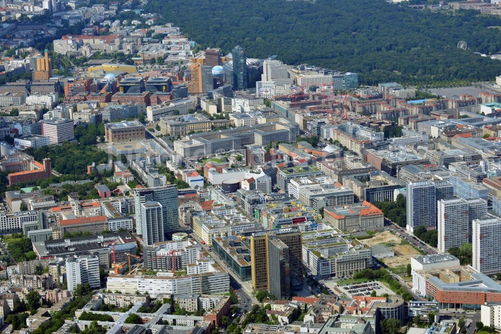 Berlin aus der Vogelperspektive: Stadtteil- Ansicht von Kreuzberg - Mitte mit dem Axel-Springer- Hochhaus in Berlin