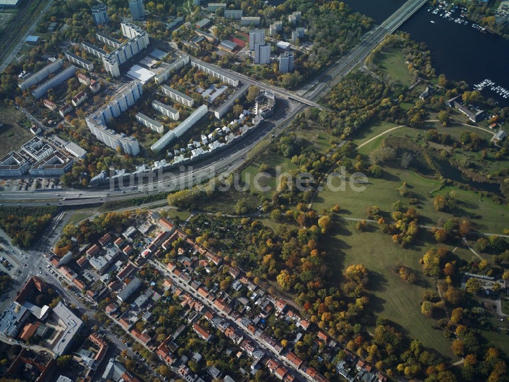 Potsdam aus der Vogelperspektive: Stadtteil Babelsberg mit Wohngebieten entlang der Nuthestraße im Stadtgebiet in Potsdam im Bundesland Brandenburg