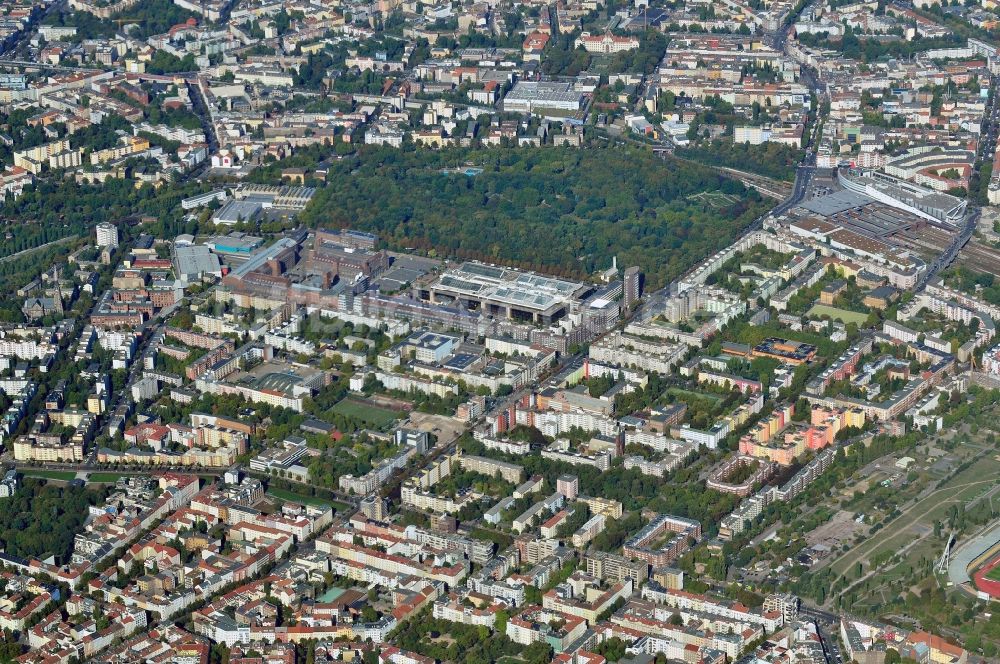 Luftaufnahme Berlin - Stadtteil Brunnenviertel im Stadtgebiet in Berlin