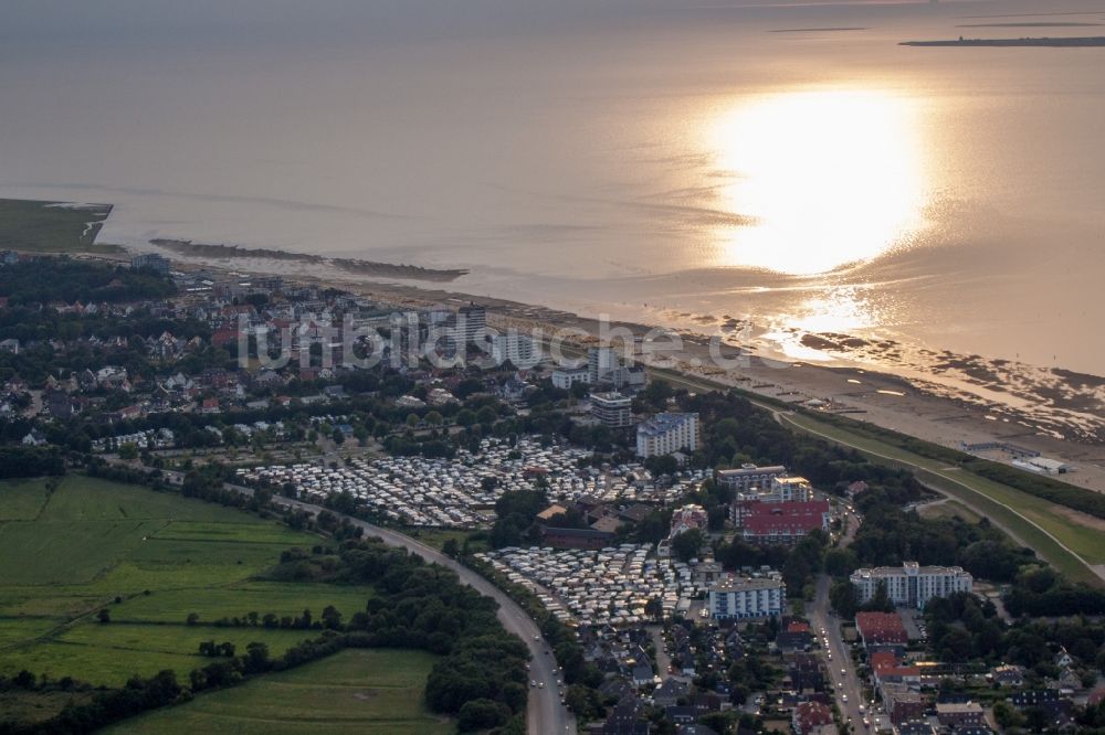 Cuxhaven von oben - Stadtteil Duhnen an der Nordsee im bei untergehender Sonne im Stadtgebiet in Cuxhaven im Bundesland Niedersachsen