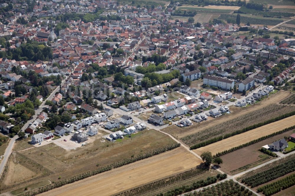 Mainz aus der Vogelperspektive: Stadtteil Finthen im Stadtgebiet in Mainz im Bundesland Rheinland-Pfalz