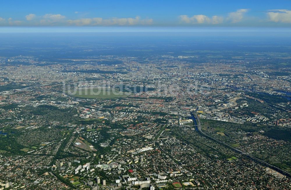 Luftaufnahme Berlin - Stadtteil am Flughafen Tempelhof mit Autobahnbaustellen A100 in Neukölln im Stadtgebiet in Berlin