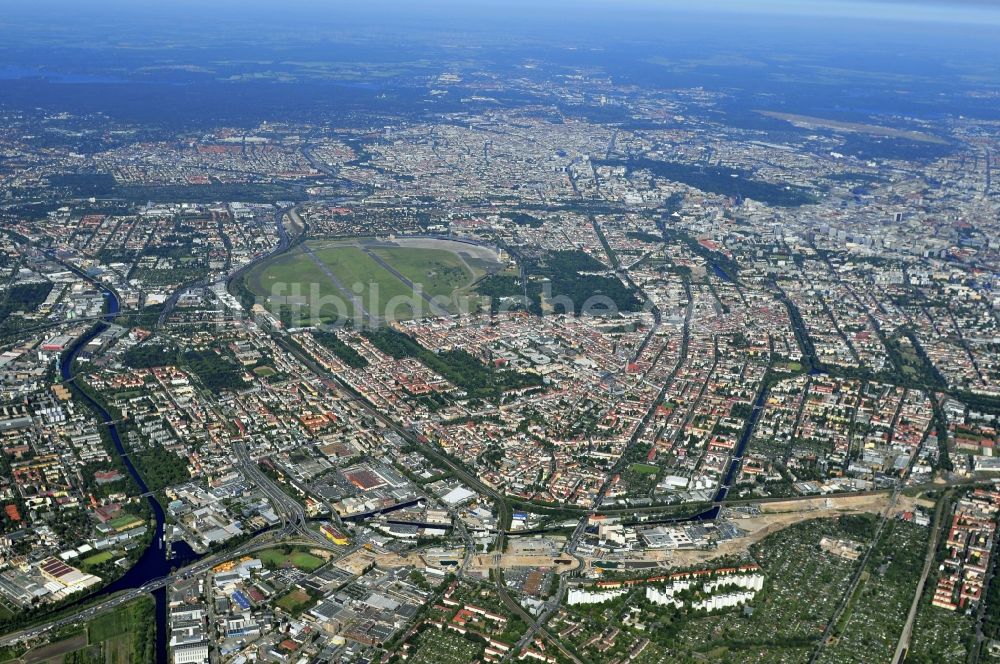 Berlin aus der Vogelperspektive: Stadtteil am Flughafen Tempelhof mit Autobahnbaustellen A100 in Neukölln im Stadtgebiet in Berlin