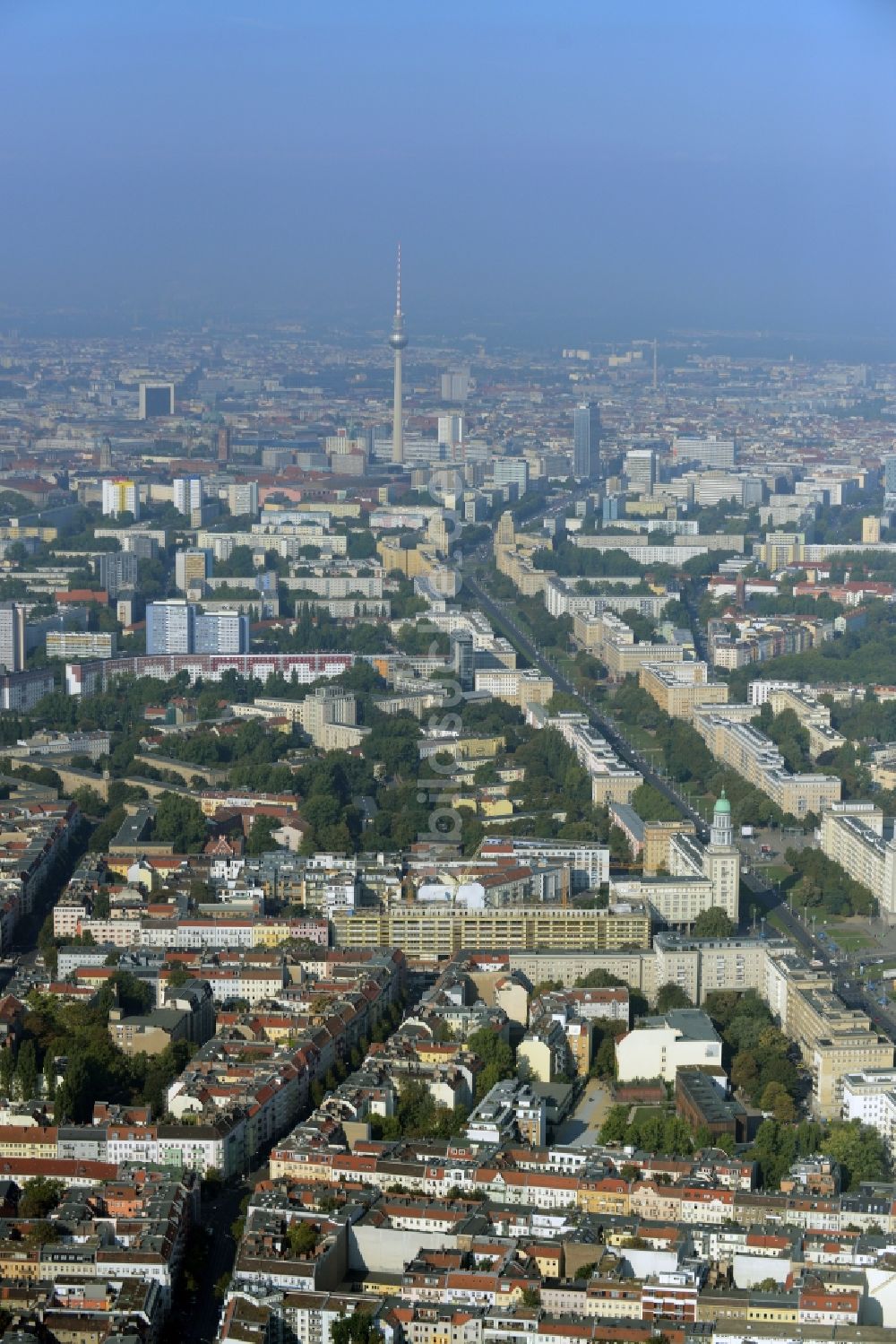 Luftaufnahme Berlin - Stadtteil Friedrichshain mit Wohngebieten entlang der Karl-Marx-Allee im Stadtgebiet in Berlin