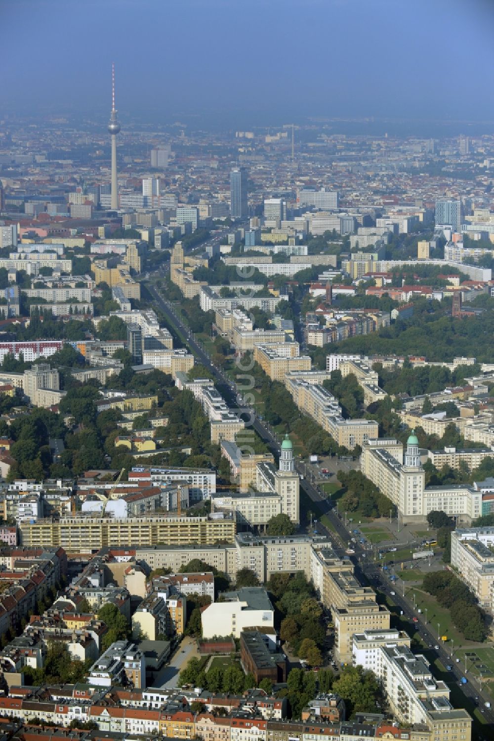 Berlin von oben - Stadtteil Friedrichshain mit Wohngebieten entlang der Karl-Marx-Allee im Stadtgebiet in Berlin