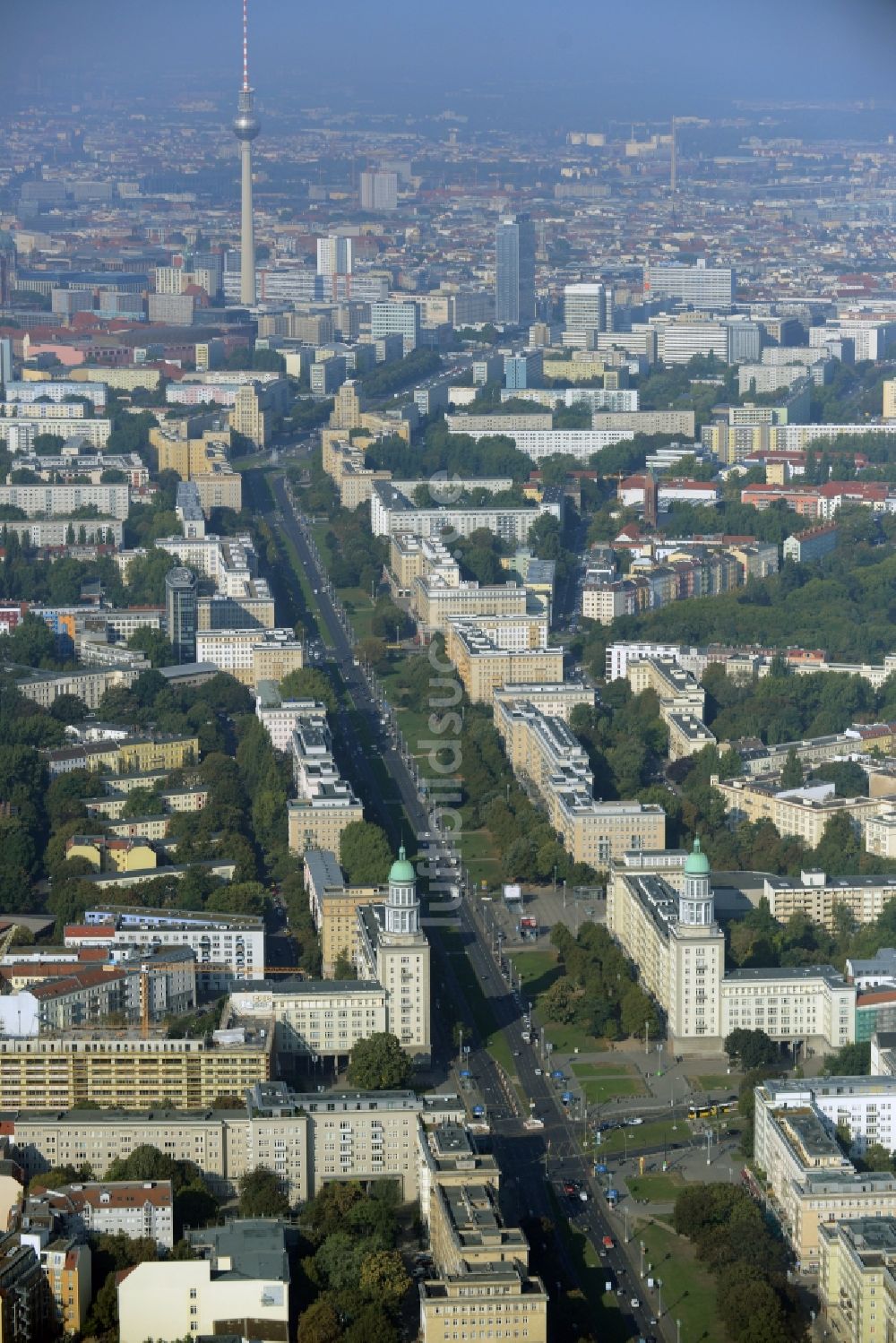 Berlin aus der Vogelperspektive: Stadtteil Friedrichshain mit Wohngebieten entlang der Karl-Marx-Allee im Stadtgebiet in Berlin