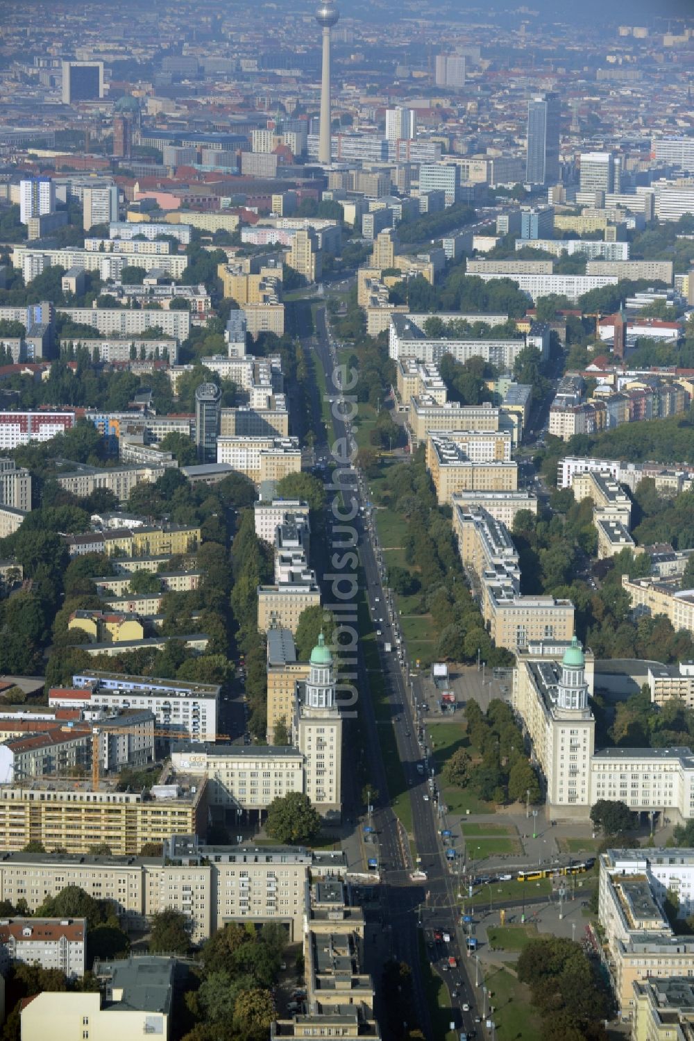 Berlin von oben - Stadtteil Friedrichshain mit Wohngebieten entlang der Karl-Marx-Allee im Stadtgebiet in Berlin