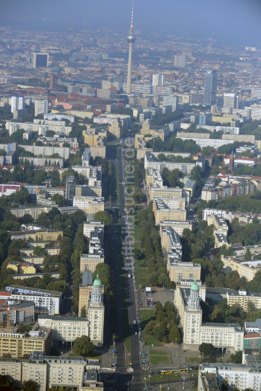 Berlin aus der Vogelperspektive: Stadtteil Friedrichshain mit Wohngebieten entlang der Karl-Marx-Allee im Stadtgebiet in Berlin