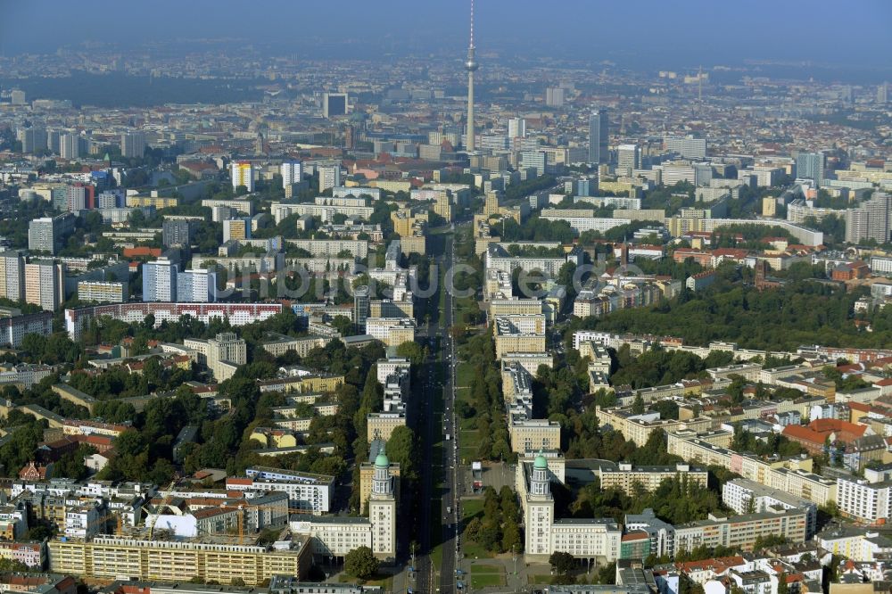 Luftbild Berlin - Stadtteil Friedrichshain mit Wohngebieten entlang der Karl-Marx-Allee im Stadtgebiet in Berlin