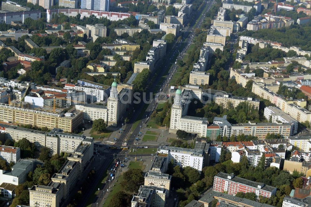 Luftaufnahme Berlin - Stadtteil Friedrichshain mit Wohngebieten entlang der Karl-Marx-Allee im Stadtgebiet in Berlin