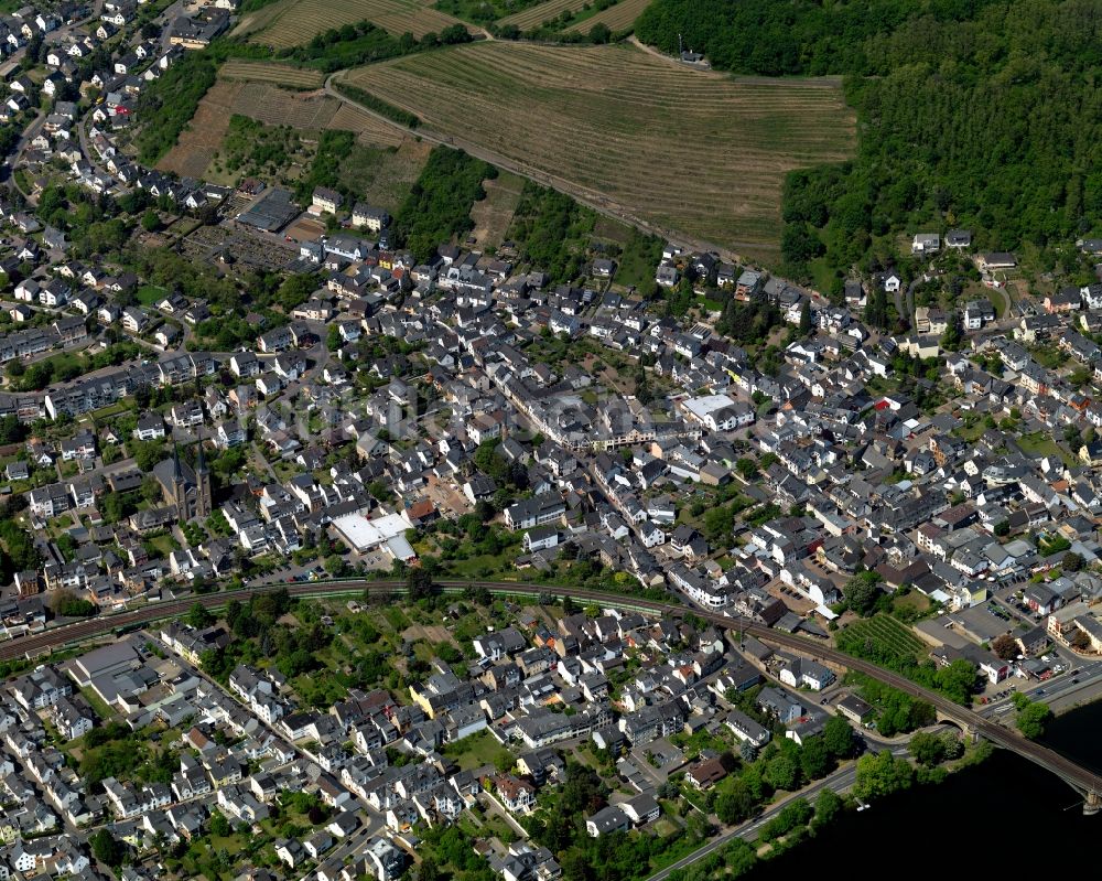 Koblenz, Güls aus der Vogelperspektive: Stadtteil Güls im Stadtgebiet Koblenz im Bundesland Rheinland-Pfalz