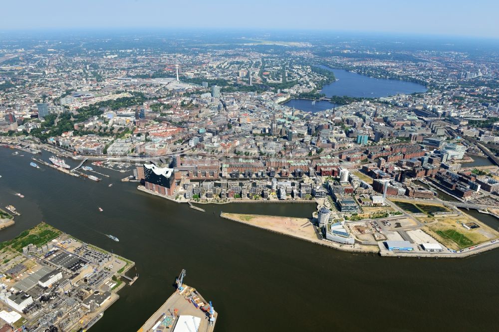 Luftbild Hamburg - Stadtteil HafenCity am Ufer des Flußverlaufes der Elbe im Stadtgebiet in Hamburg