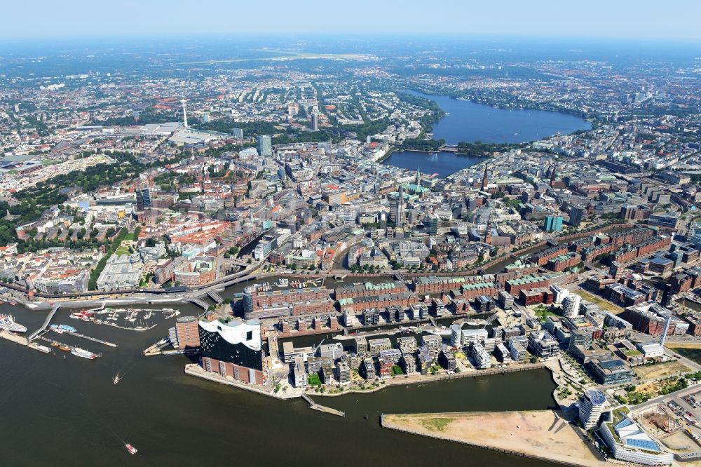 Luftaufnahme Hamburg - Stadtteil HafenCity am Ufer des Flußverlaufes der Elbe im Stadtgebiet in Hamburg