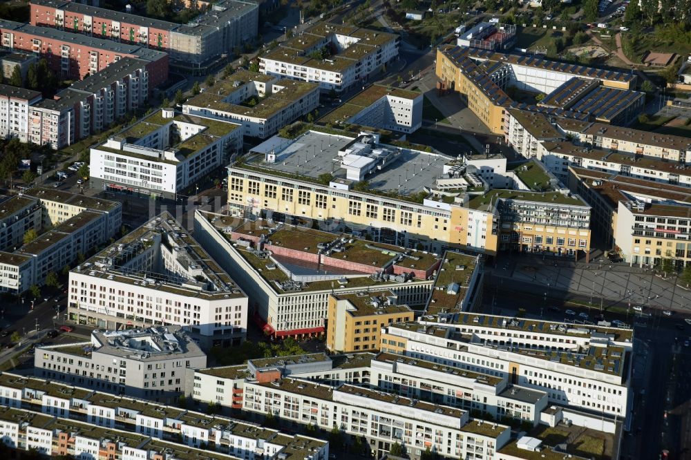 Berlin aus der Vogelperspektive: Stadtteil Hellersdorf am Stadtteilzentrum Helle Mitte am Alice-Salomon-Platz im Stadtgebiet in Berlin