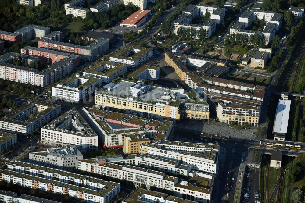 Luftbild Berlin - Stadtteil Hellersdorf am Stadtteilzentrum Helle Mitte am Alice-Salomon-Platz im Stadtgebiet in Berlin