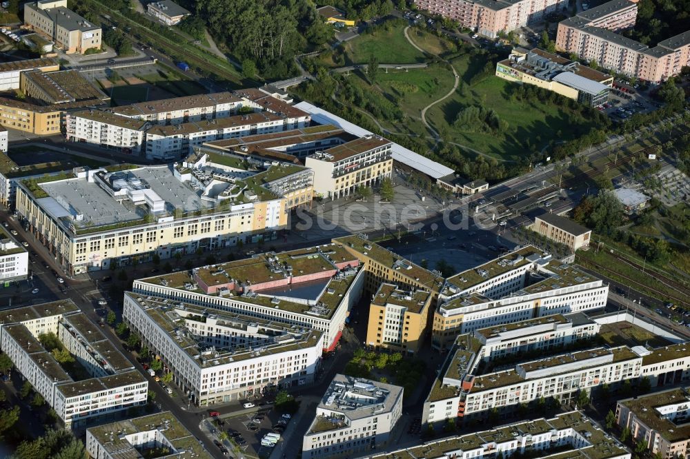 Luftbild Berlin - Stadtteil Hellersdorf am Stadtteilzentrum Helle Mitte am Alice-Salomon-Platz im Stadtgebiet in Berlin