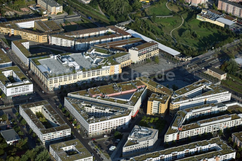 Luftaufnahme Berlin - Stadtteil Hellersdorf am Stadtteilzentrum Helle Mitte am Alice-Salomon-Platz im Stadtgebiet in Berlin