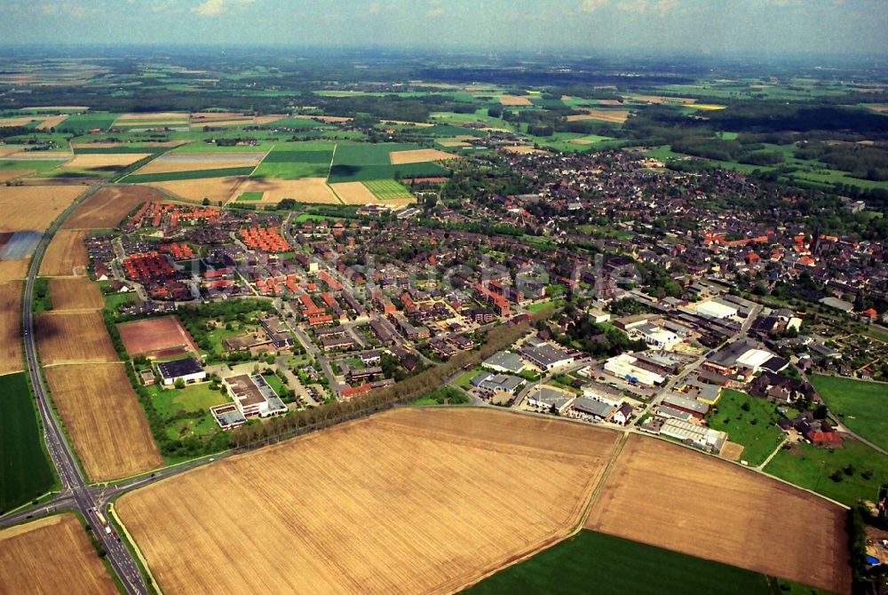 Luftaufnahme Krefeld - Stadtteil Hüls im Stadtgebiet in Krefeld im Bundesland Nordrhein-Westfalen