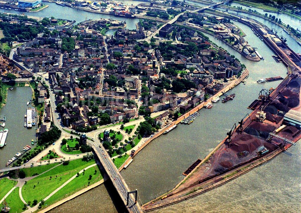 Duisburg aus der Vogelperspektive: Stadtteil Homberg-Ruhrort-Baerl am Binnenhafen am Ufer der Ruhr im Stadtgebiet in Duisburg im Bundesland Nordrhein-Westfalen