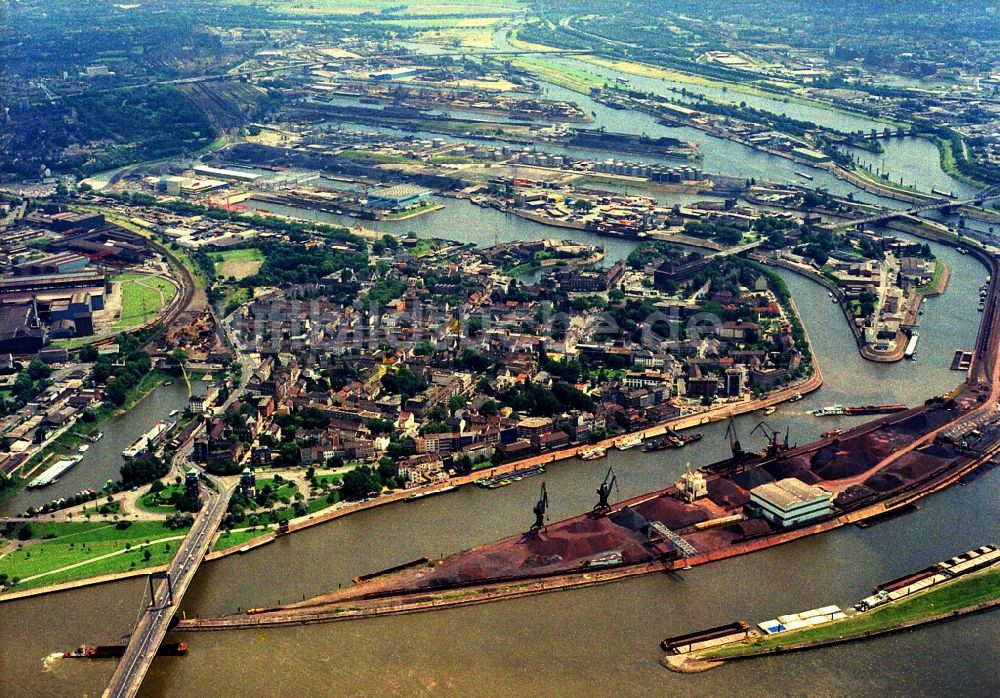 Duisburg von oben - Stadtteil Homberg-Ruhrort-Baerl am Binnenhafen am Ufer der Ruhr im Stadtgebiet in Duisburg im Bundesland Nordrhein-Westfalen