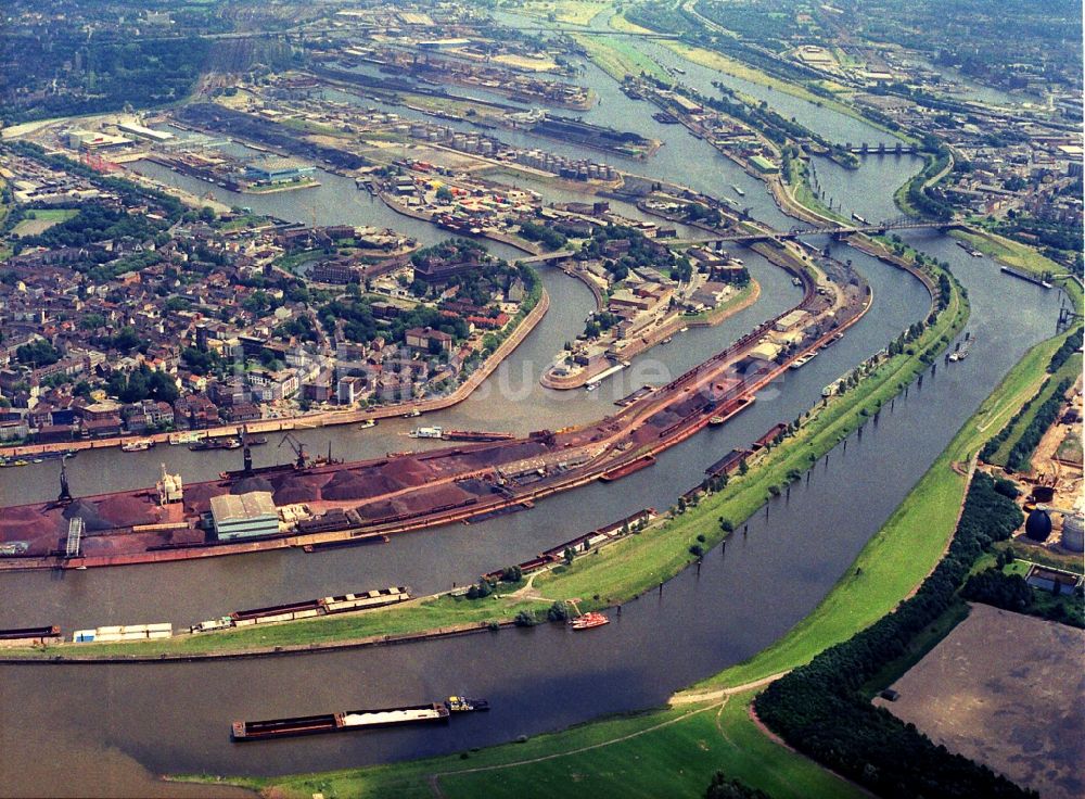 Duisburg aus der Vogelperspektive: Stadtteil Homberg-Ruhrort-Baerl am Binnenhafen am Ufer der Ruhr im Stadtgebiet in Duisburg im Bundesland Nordrhein-Westfalen