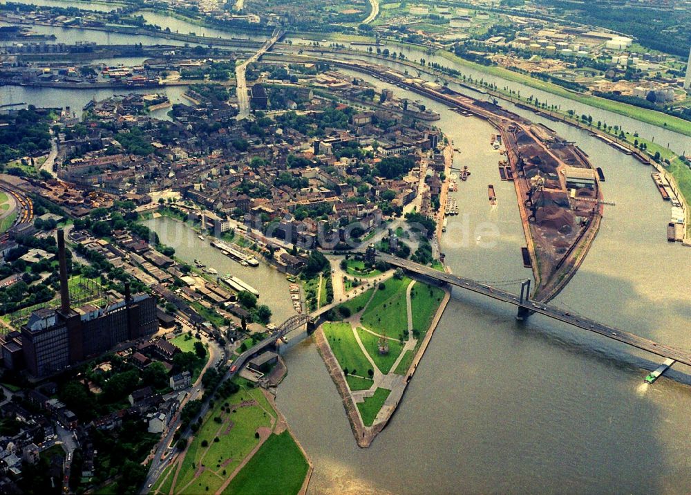 Luftbild Duisburg - Stadtteil Homberg-Ruhrort-Baerl am Binnenhafen am Ufer der Ruhr im Stadtgebiet in Duisburg im Bundesland Nordrhein-Westfalen