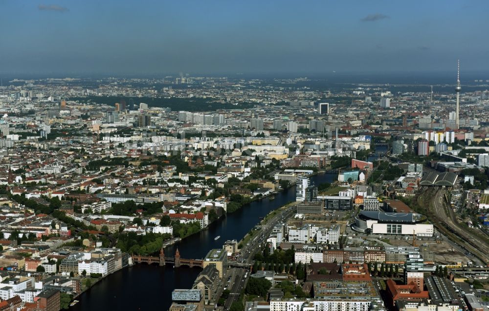 Berlin von oben - Stadtteil Kreuzberg und Friedrichshain am Ufer des Flußverlaufes der Spree im Stadtgebiet in Berlin