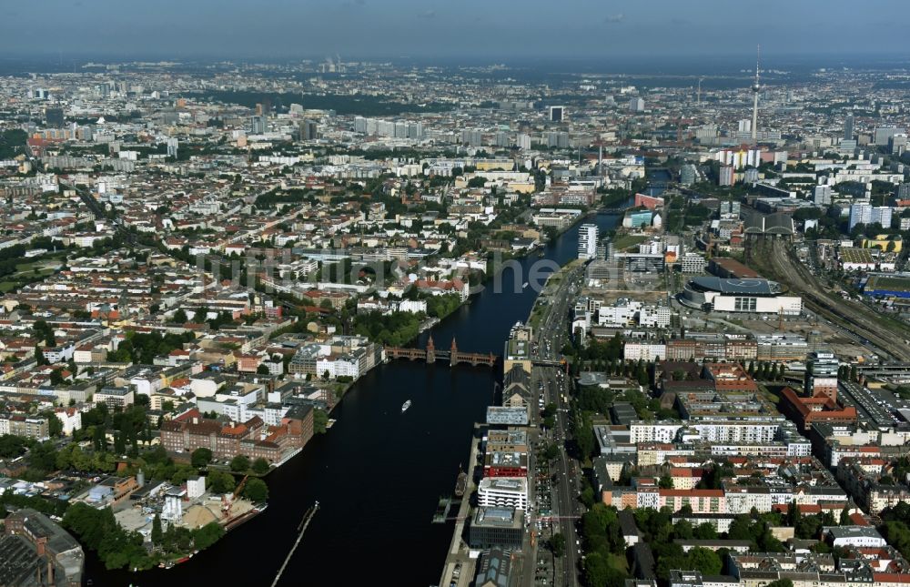 Luftbild Berlin - Stadtteil Kreuzberg und Friedrichshain am Ufer des Flußverlaufes der Spree im Stadtgebiet in Berlin