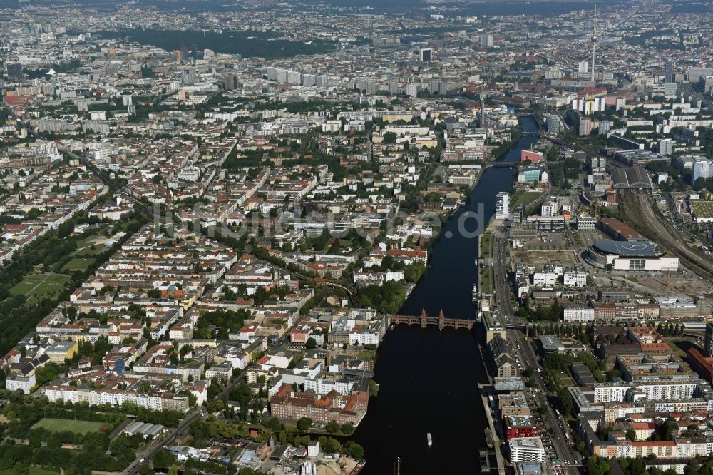 Berlin von oben - Stadtteil Kreuzberg und Friedrichshain am Ufer des Flußverlaufes der Spree im Stadtgebiet in Berlin