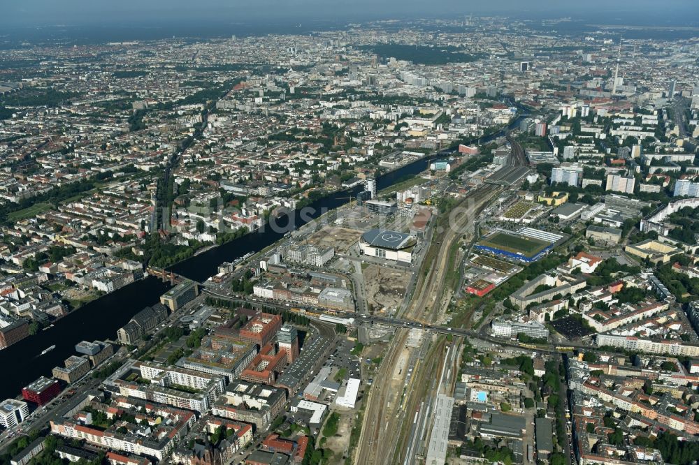 Berlin von oben - Stadtteil Kreuzberg und Friedrichshain am Ufer des Flußverlaufes der Spree im Stadtgebiet in Berlin