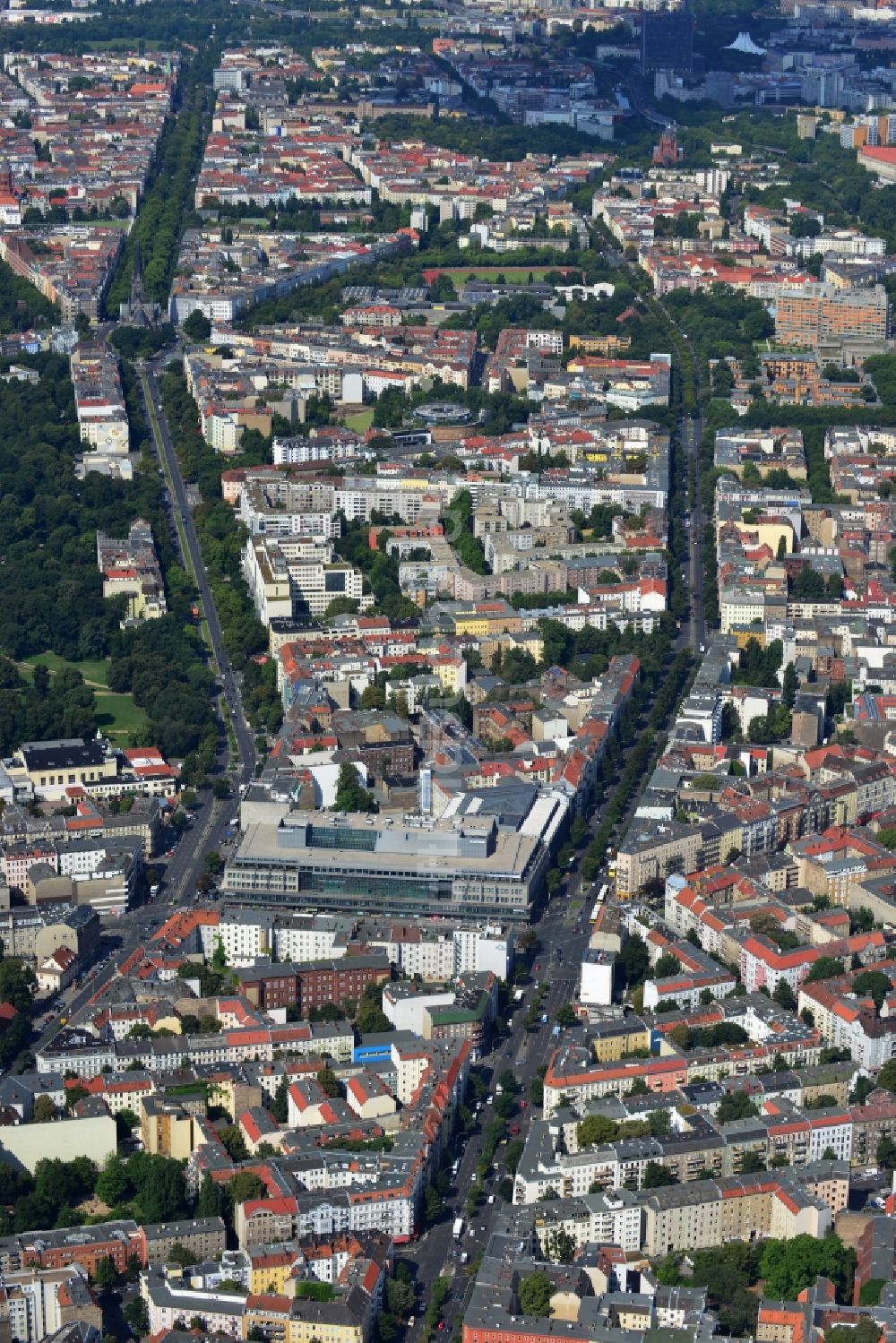 Berlin aus der Vogelperspektive: Stadtteil Kreuzberg an der Hasenheide mit dem Karstadt - Kaufhaus am Hermannplatz in Berlin