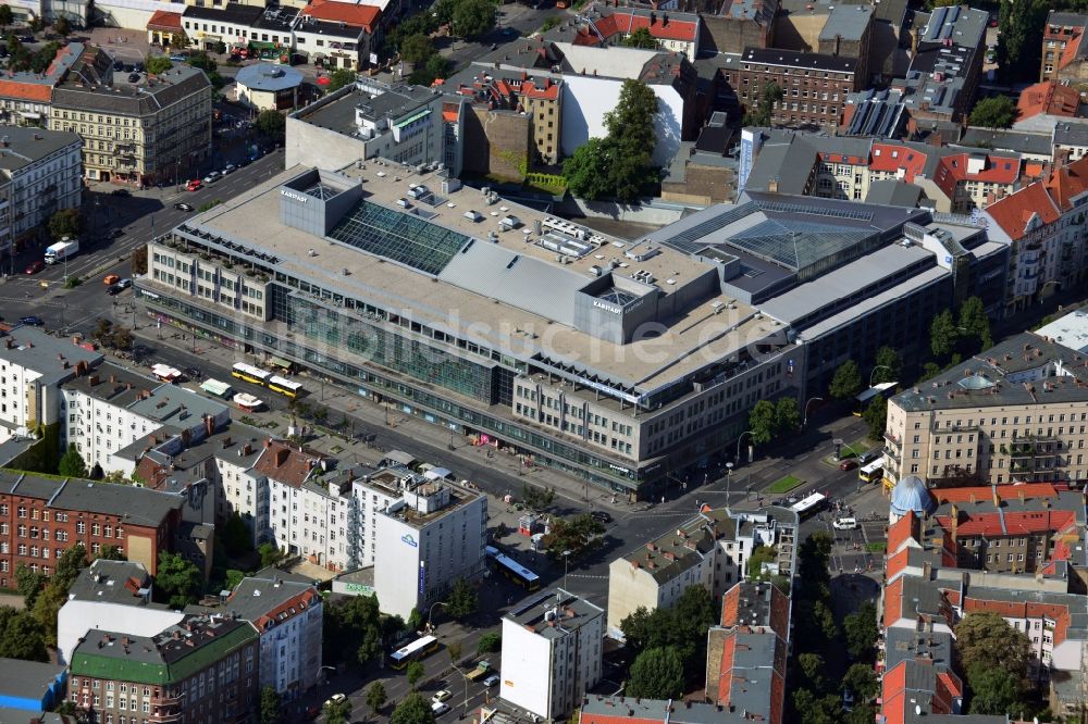 Luftaufnahme Berlin - Stadtteil Kreuzberg an der Hasenheide mit dem Karstadt - Kaufhaus am Hermannplatz in Berlin