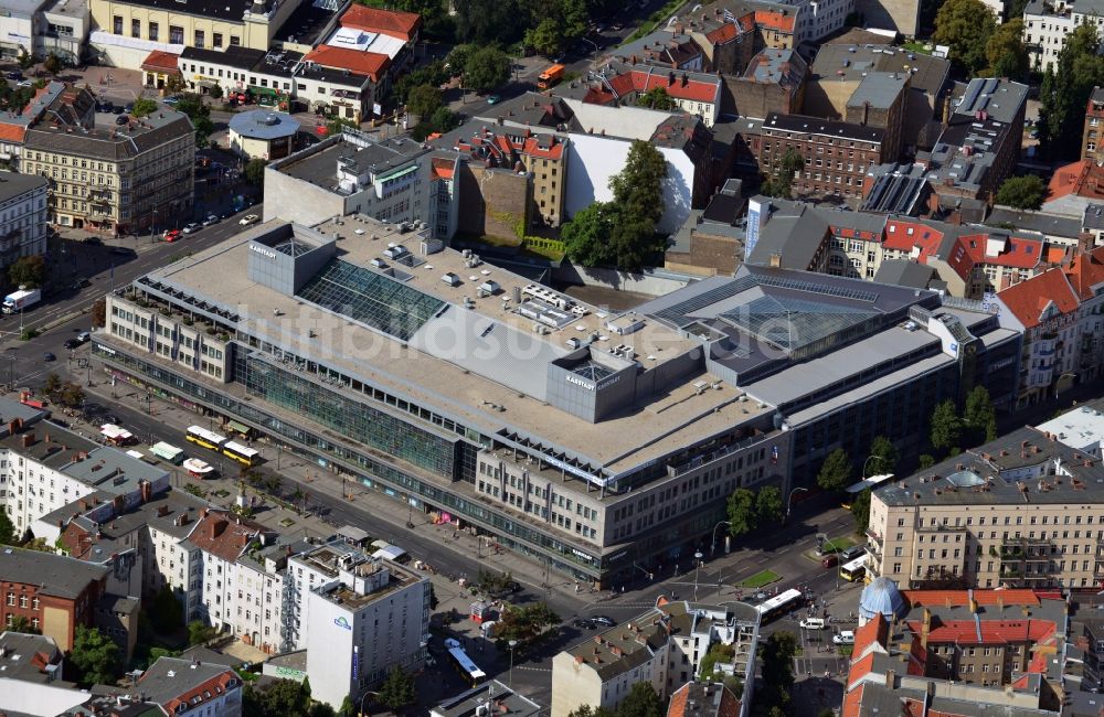 Berlin von oben - Stadtteil Kreuzberg an der Hasenheide mit dem Karstadt - Kaufhaus am Hermannplatz in Berlin