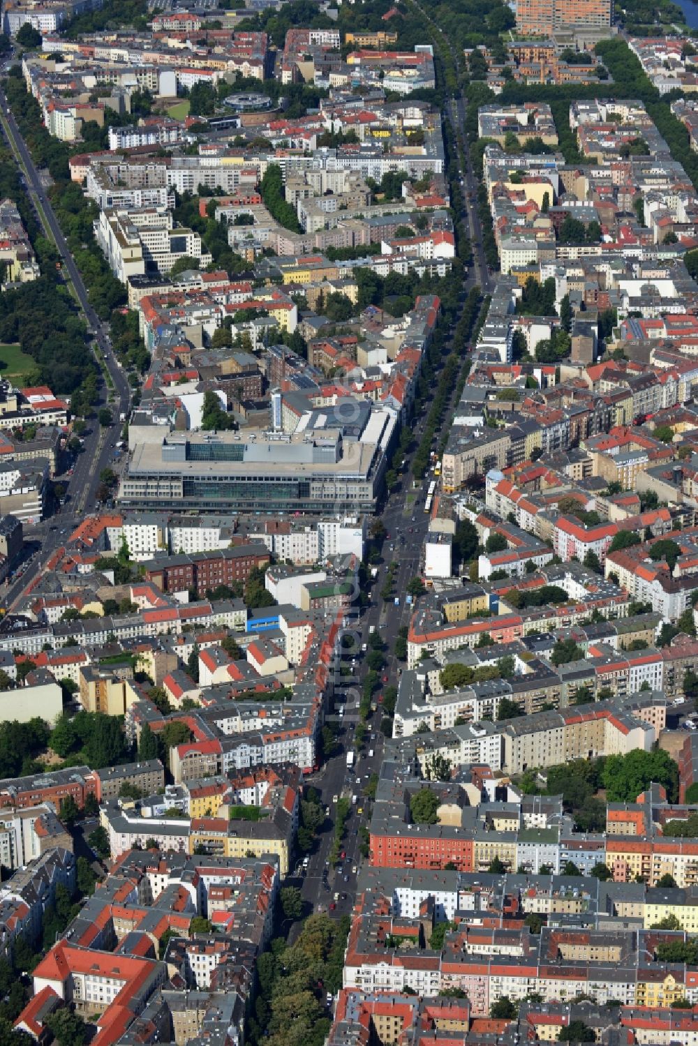 Berlin aus der Vogelperspektive: Stadtteil Kreuzberg an der Hasenheide mit dem Karstadt - Kaufhaus am Hermannplatz in Berlin