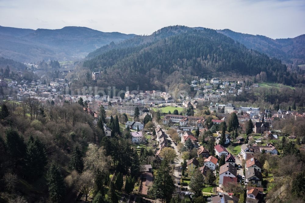 Baden-Baden von oben - Stadtteil Lichtental im Stadtgebiet in Baden-Baden im Bundesland Baden-Württemberg