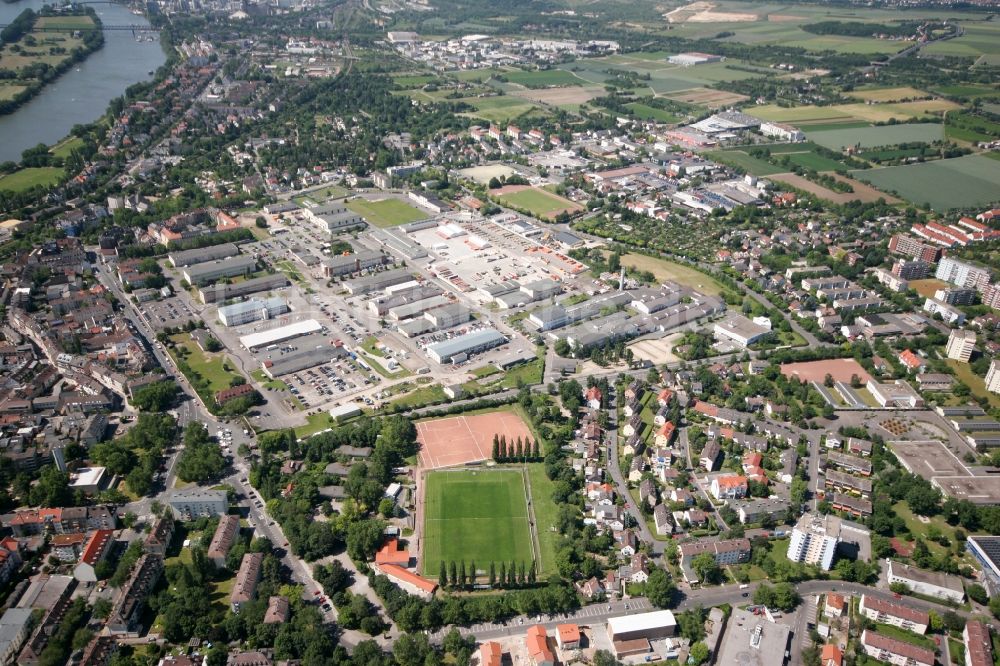 Wiesbaden aus der Vogelperspektive: Stadtteil Mainz-Kastel am Ufer des Rhein in Wiesbaden im Bundesland Hessen