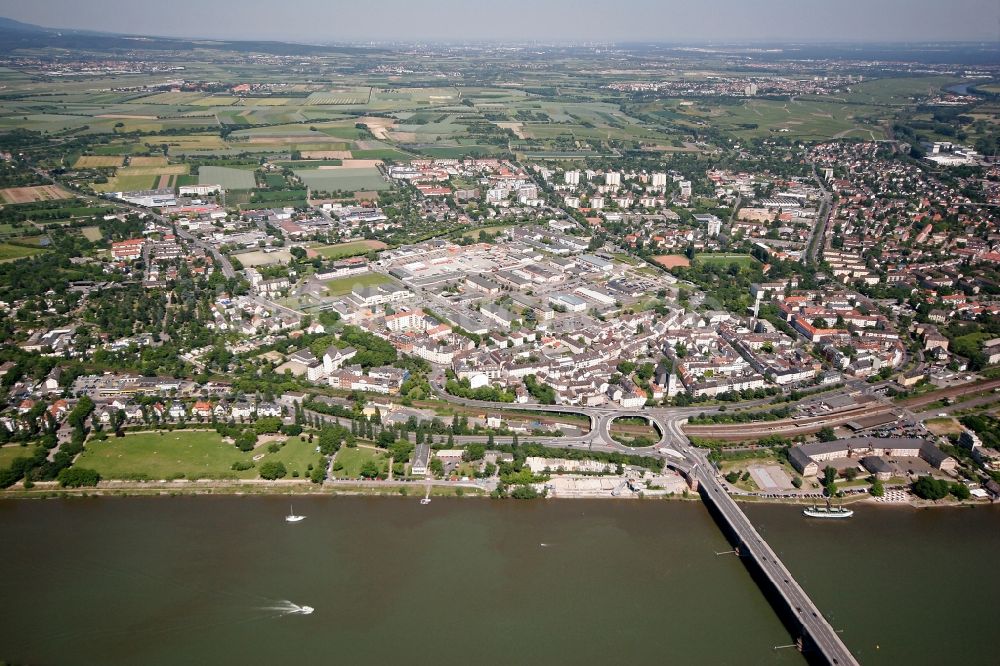 Luftaufnahme Wiesbaden - Stadtteil Mainz-Kastel am Ufer des Rhein in Wiesbaden im Bundesland Hessen