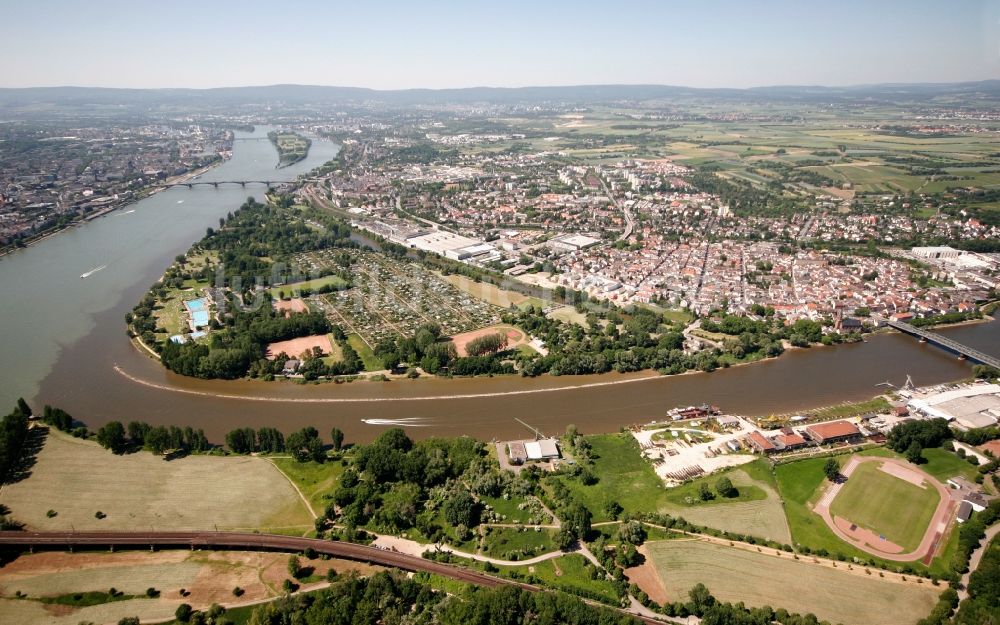 Wiesbaden aus der Vogelperspektive: Stadtteil Mainz-Kostheim am Ufer des Rhein in Wiesbaden im Bundesland Hessen