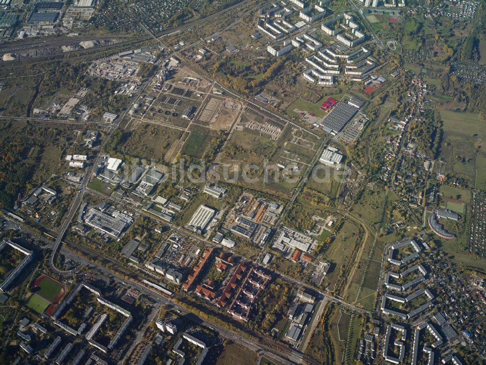 Luftbild Berlin - Stadtteil Marzahn Hellersdorf im Stadtgebiet in Berlin. Mit im Bild ist der Gewerbepark econopark Wolfener Straße und die Coca- Cola Erfrischungsgetränke AG