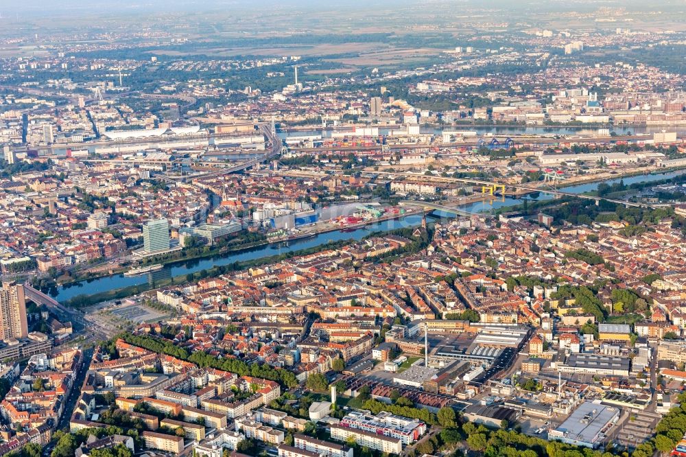 Mannheim von oben - Stadtteil Neckarstadt-West zwischen Altrhein und Neckar in Mannheim im Bundesland Baden-Württemberg, Deutschland